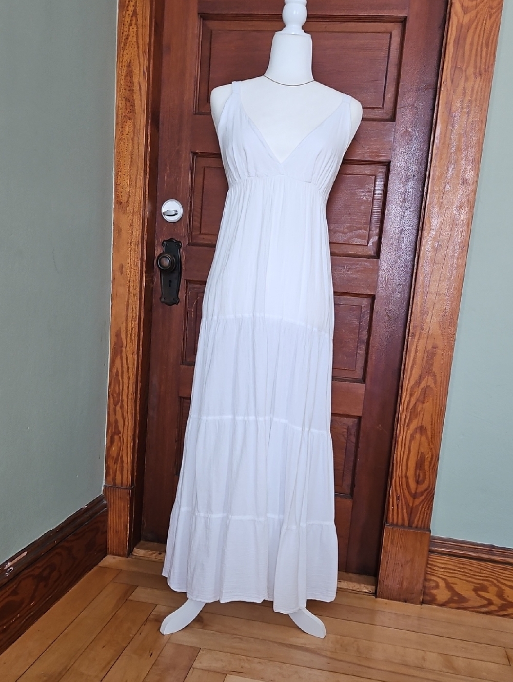 Elegant White V-Neck Maxi Dress - Sleeveless Tiered Summer Gown